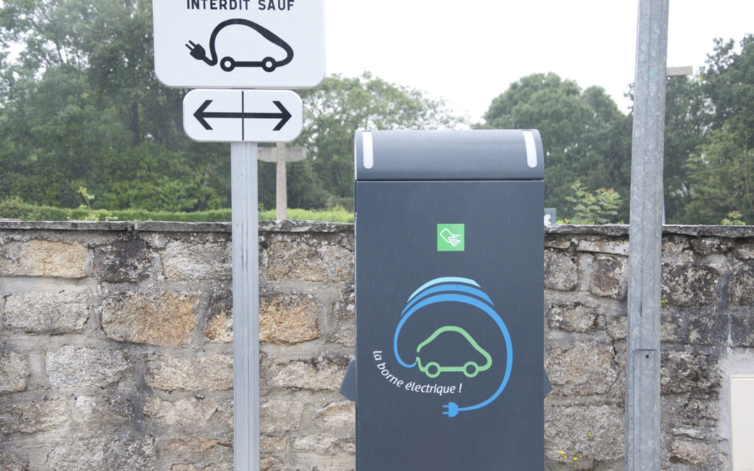 Une borne de recharge pour véhicules électriques à la Roche Maurice
